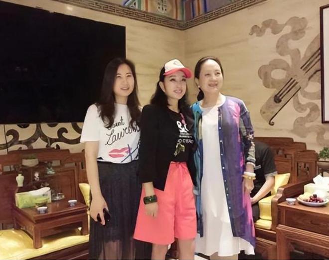 岁张金玲才发现真正的美从来与年龄无关麻将胡了试玩当74岁刘晓庆同框72(图3)