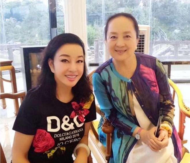 岁张金玲才发现真正的美从来与年龄无关麻将胡了试玩当74岁刘晓庆同框72(图1)