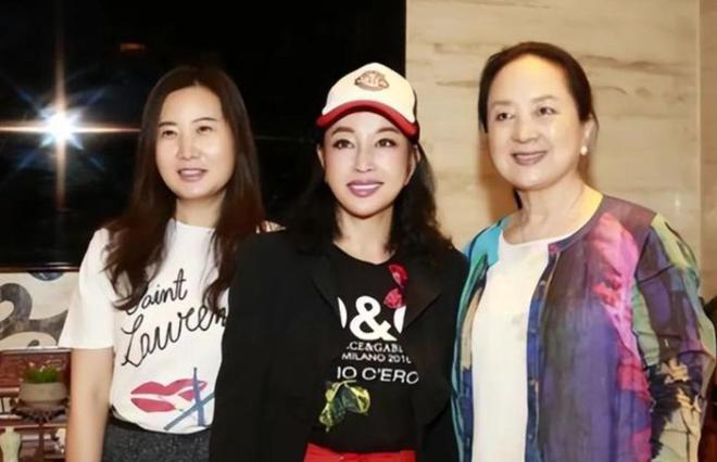 岁张金玲才发现真正的美从来与年龄无关麻将胡了试玩当74岁刘晓庆同框72(图2)