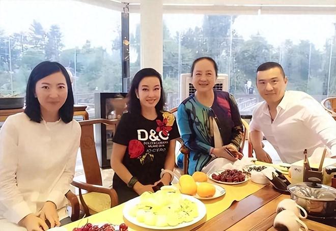 岁张金玲才发现真正的美从来与年龄无关麻将胡了试玩当74岁刘晓庆同框72(图5)