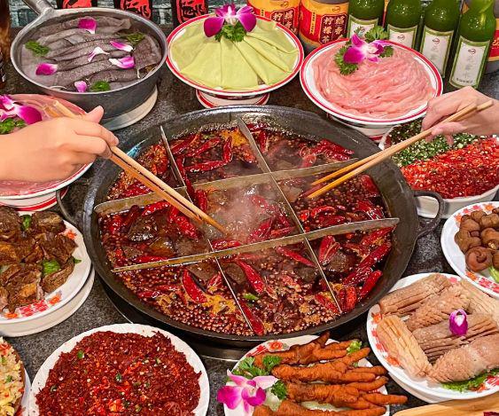 员旅游：重庆火锅城市记忆的辣味PG麻将胡了2模拟器旅途贵宾会