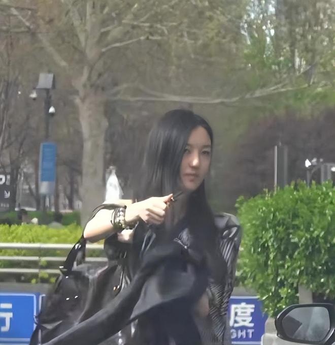 街露正脸嘴巴修复成功又美又飒气质像王菲麻将胡了2游戏入口19岁李嫣现身北京逛(图5)